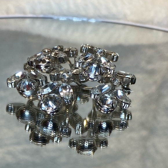 KRAMER OF NEW YORK SIGNED VINTAGE LAYERED RHINESTONE BROOCH PIN MARQUISE CHATON - Picture 6 of 9